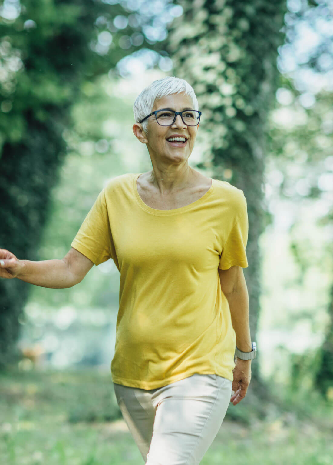 Photo a middle aged woman walking in park. 